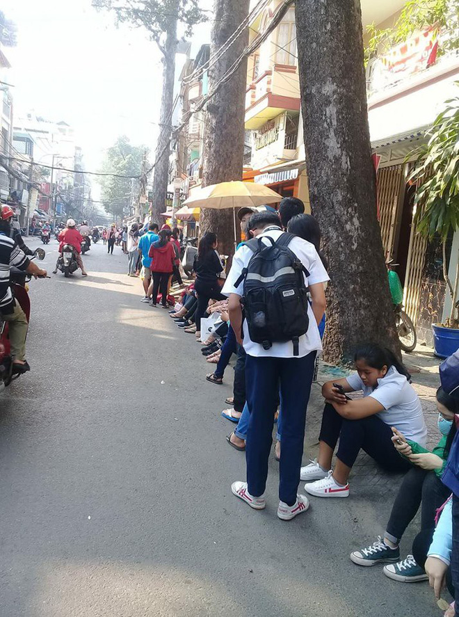 Giao lưu với U23 VN tại TP.HCM: Người hâm mộ xếp hàng dài cả km từ sáng sớm để nhận vé